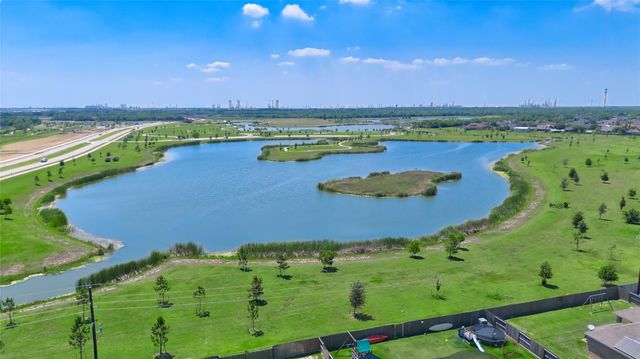 9515 Taylor Lane, Mont Belvieu, TX 77523