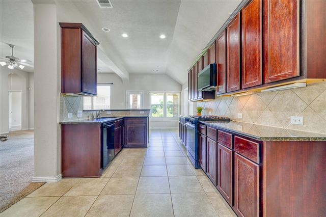 9515 Taylor Lane, Mont Belvieu, TX 77523