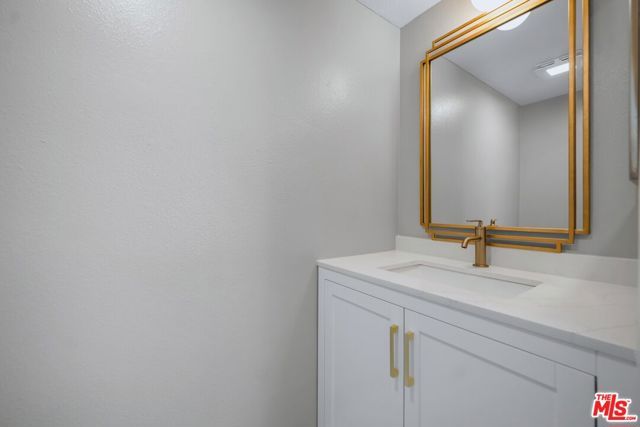 869 S Wooster Street 301, Los Angeles, CA 90035