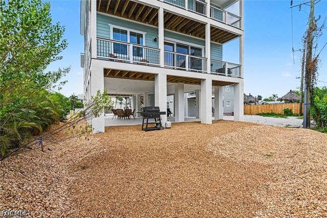224 Fairweather LN, Fort Myers Beach, FL 33931