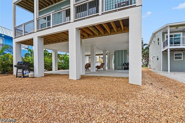 224 Fairweather LN, Fort Myers Beach, FL 33931