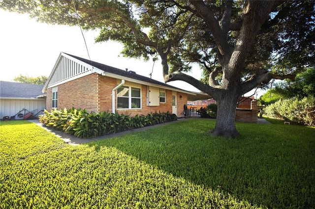 113 E Janin Cir, Portland, TX 78374