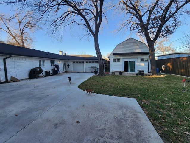 2129 Goerte Drive, Grand Prairie, TX 75051