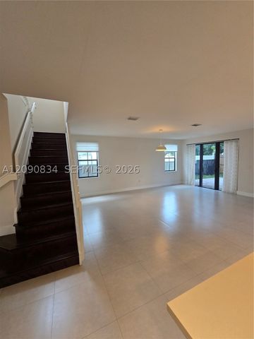 10433 NW 70th Ln, Doral, FL 33178