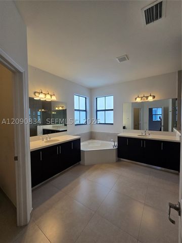 10433 NW 70th Ln, Doral, FL 33178