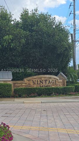 10433 NW 70th Ln, Doral, FL 33178