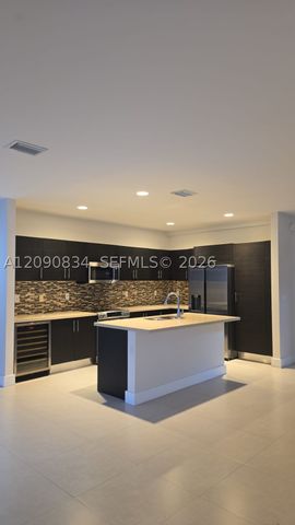 10433 NW 70th Ln, Doral, FL 33178