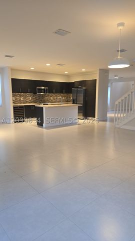 10433 NW 70th Ln, Doral, FL 33178