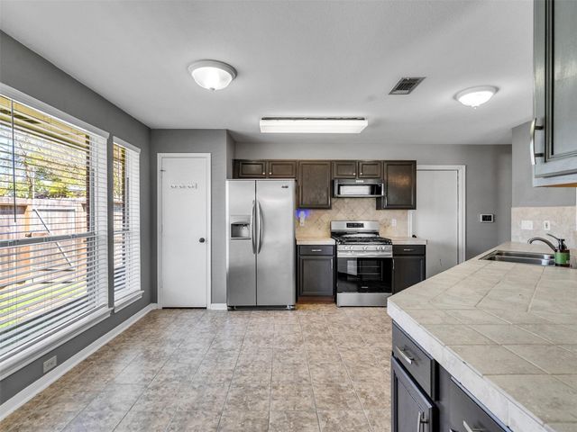 2410 Sherwood Hollow Lane, Houston, TX 77339