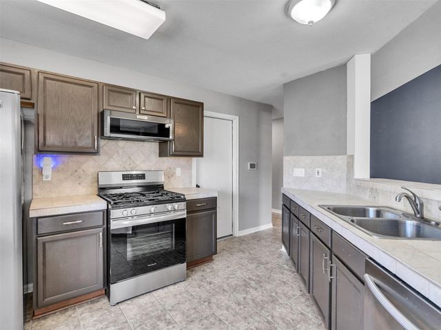 2410 Sherwood Hollow Lane, Houston, TX 77339