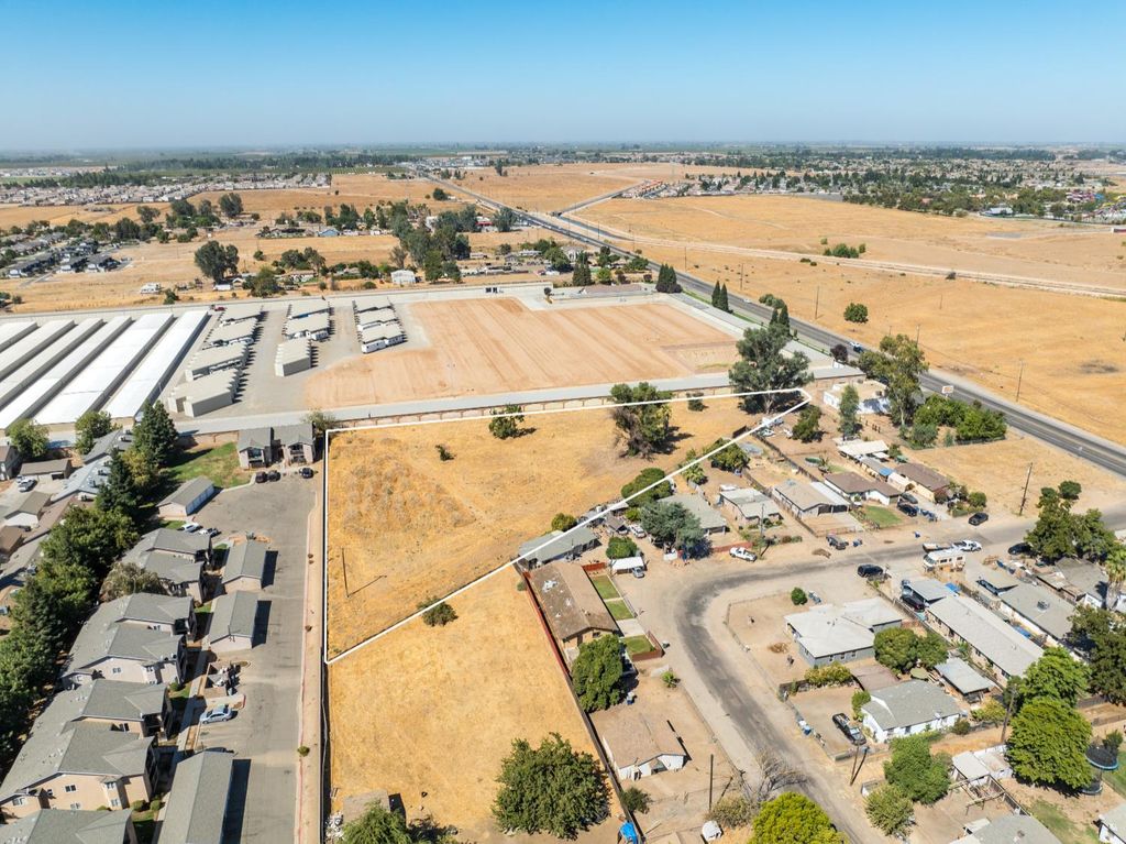 Image 10 of property listing at 5595 W Shaw Avenue, Fresno, CA 93722