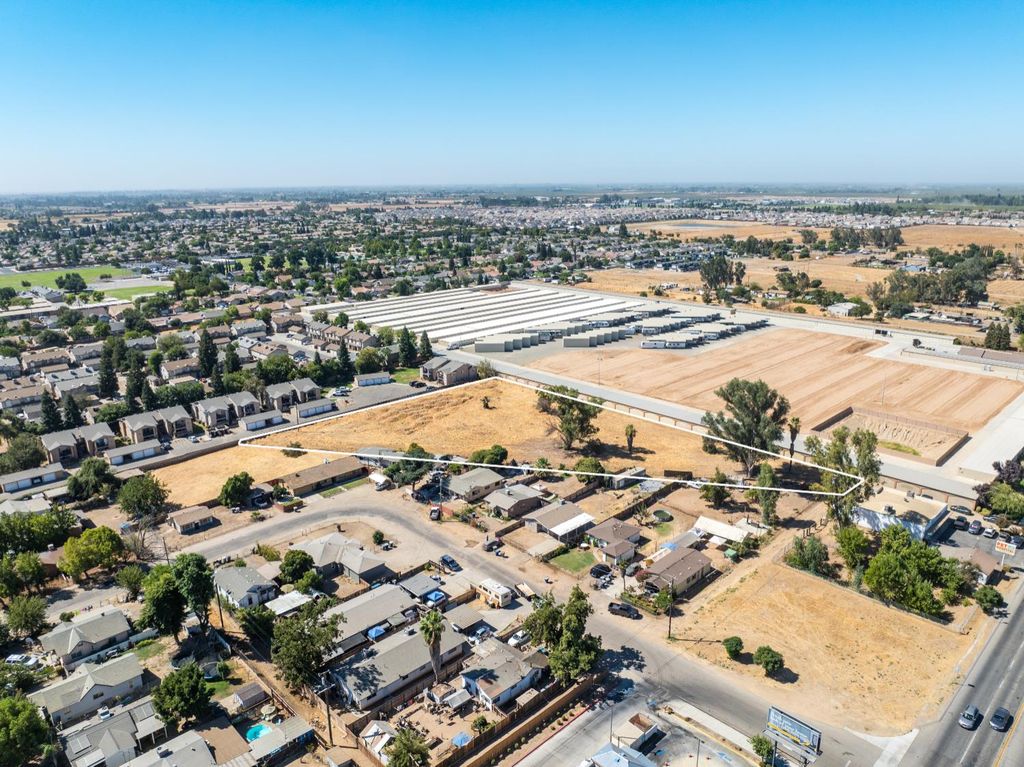 Image 2 of property listing at 5595 W Shaw Avenue, Fresno, CA 93722