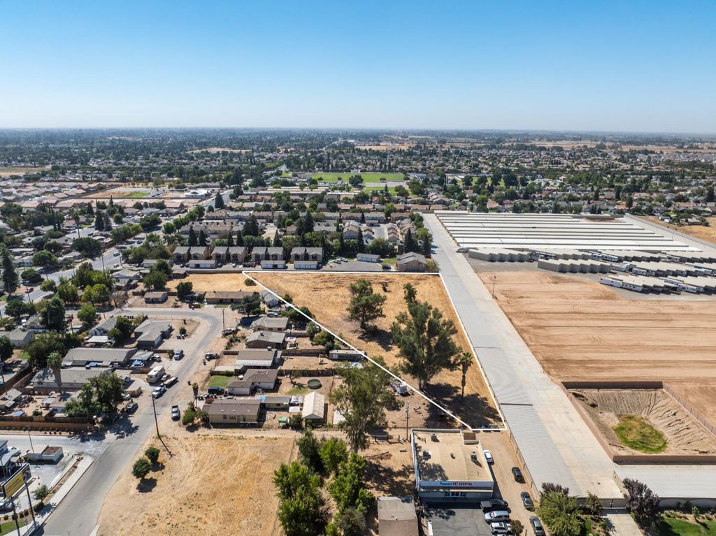 Image 3 of property listing at 5595 W Shaw Avenue, Fresno, CA 93722