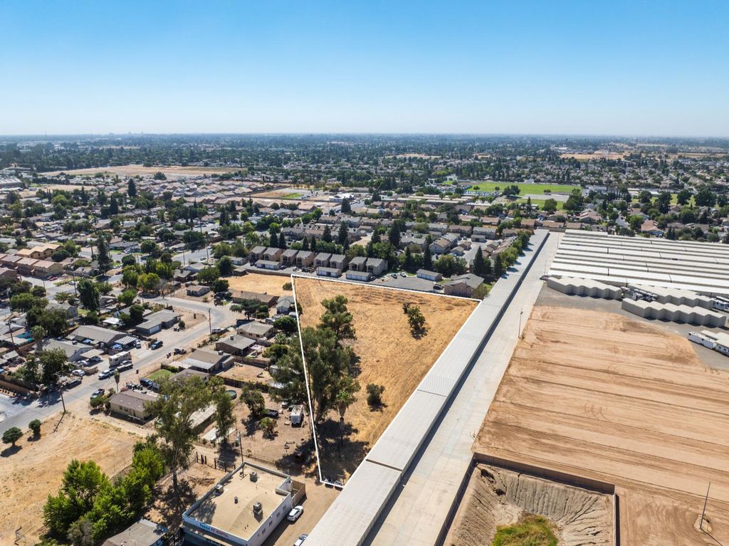 Image 4 of property listing at 5595 W Shaw Avenue, Fresno, CA 93722