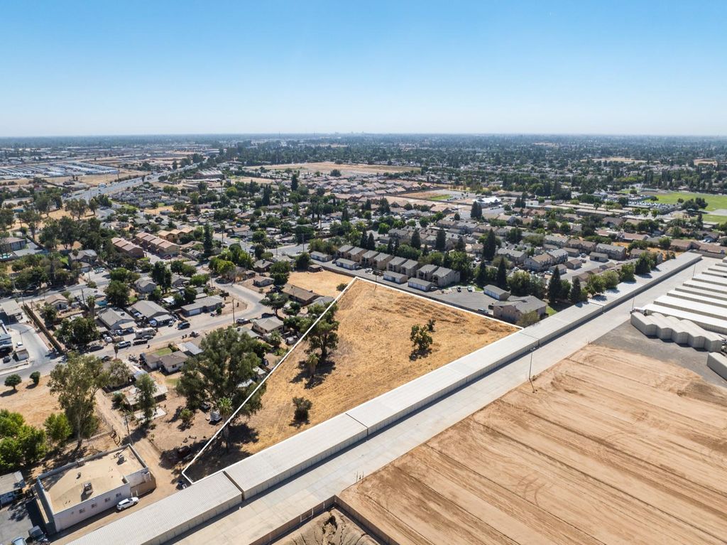 Image 5 of property listing at 5595 W Shaw Avenue, Fresno, CA 93722