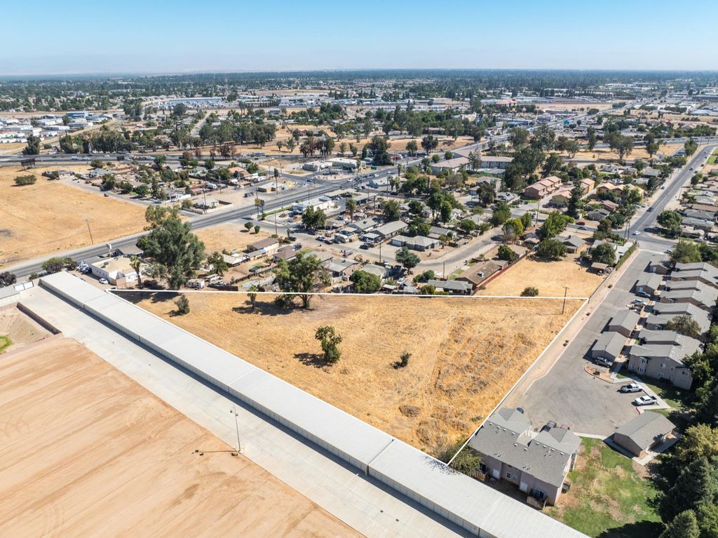 Image 6 of property listing at 5595 W Shaw Avenue, Fresno, CA 93722