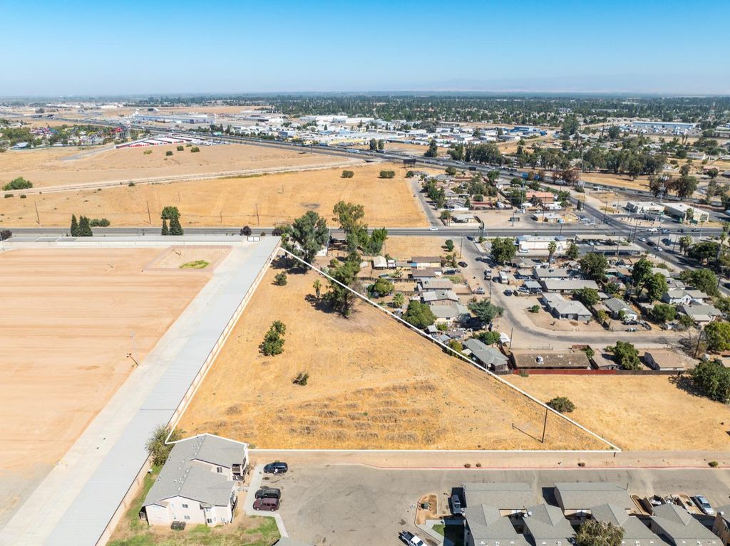 Image 8 of property listing at 5595 W Shaw Avenue, Fresno, CA 93722