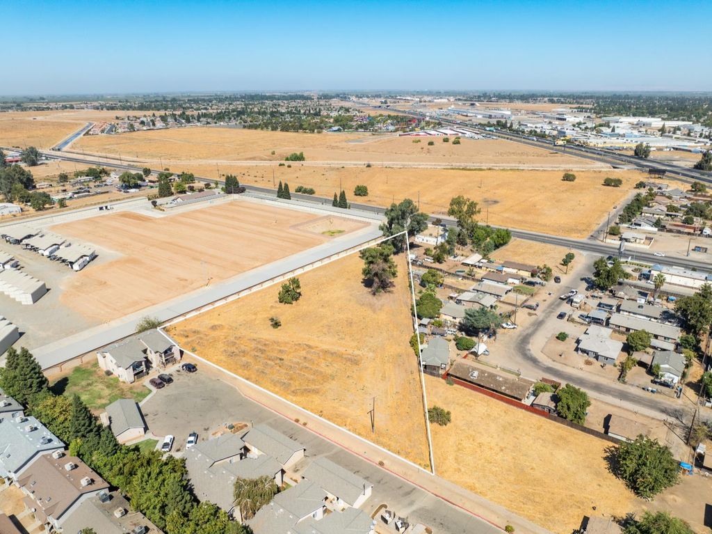 Image 9 of property listing at 5595 W Shaw Avenue, Fresno, CA 93722