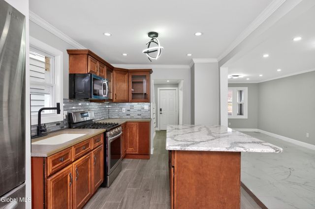 1684 Lake Boulevard, Schenectady, NY 12304