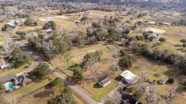 4813 S Elm Avenue, Santa Fe, TX 77517