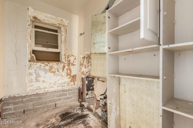 2520 W WASHINGTON Street, Phoenix, AZ 85009