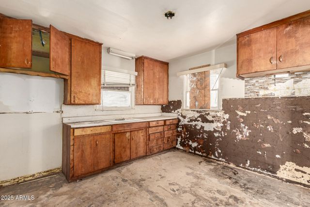 2520 W WASHINGTON Street, Phoenix, AZ 85009