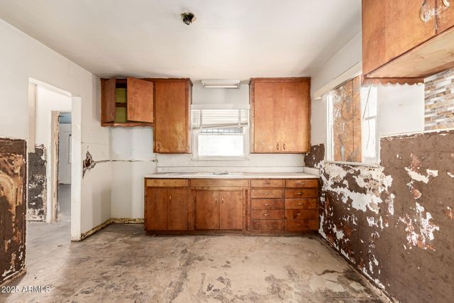 2520 W WASHINGTON Street, Phoenix, AZ 85009