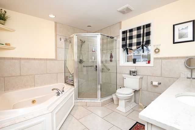 75 Border Winds Ave, Seabrook, NH 03874