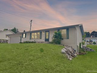 715 E Smith St, Iron Mountain, MI 49801