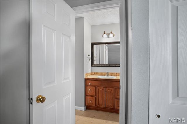 12071 El Camara Drive, Affton, MO 63033