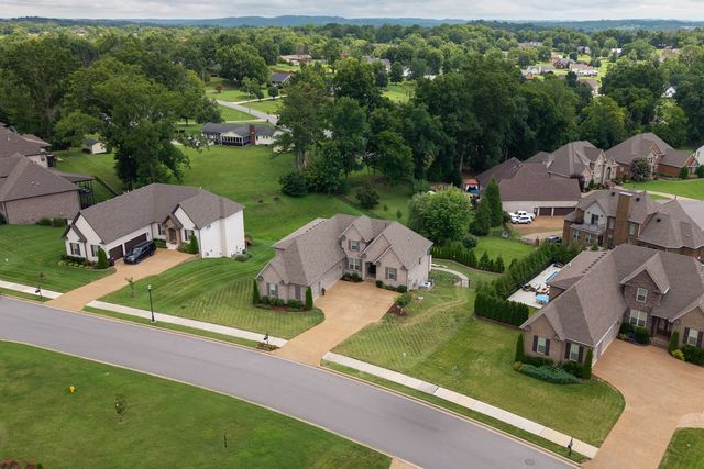 1110 Luxborough Dr, Hendersonville, TN 37075