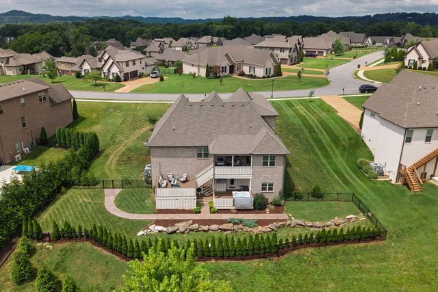 1110 Luxborough Dr, Hendersonville, TN 37075