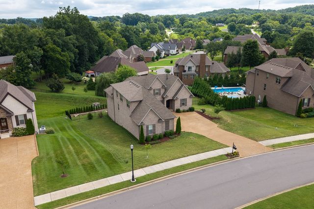 1110 Luxborough Dr, Hendersonville, TN 37075