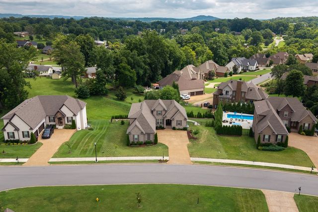 1110 Luxborough Dr, Hendersonville, TN 37075