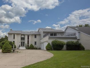 5881 Naneva, West Bloomfield, MI 48322