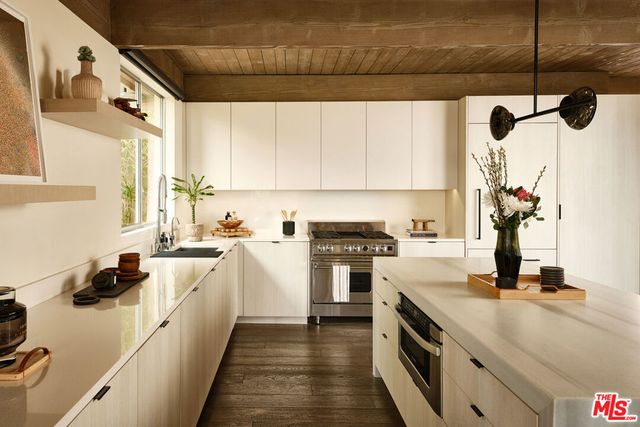 8521 W Hollywood Boulevard, Los Angeles, CA 90069