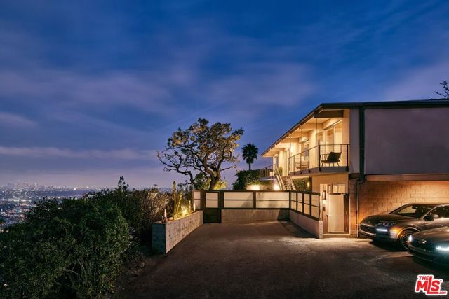 8521 W Hollywood Boulevard, Los Angeles, CA 90069