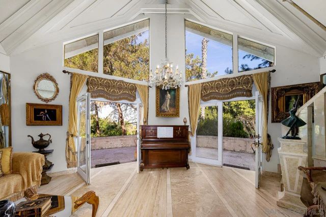 5628 Desert View Drive, La Jolla, CA 92037