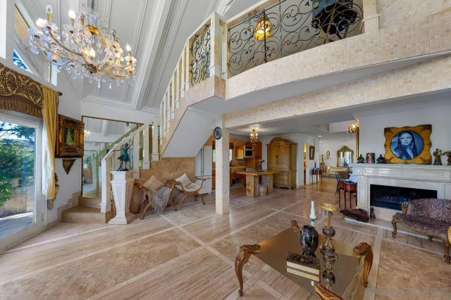 5628 Desert View Drive, La Jolla, CA 92037