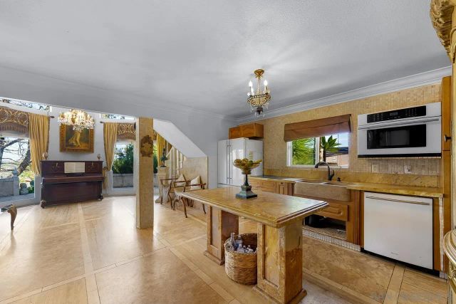 5628 Desert View Drive, La Jolla, CA 92037