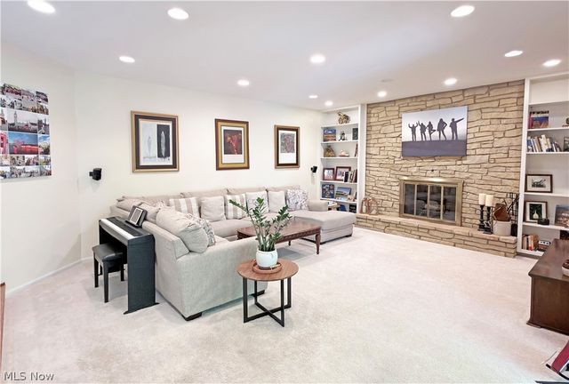 2239 Edgeview Drive, Hudson, OH 44236