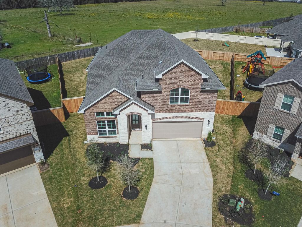 2016 Woodland Park Court, Conroe, TX 77384