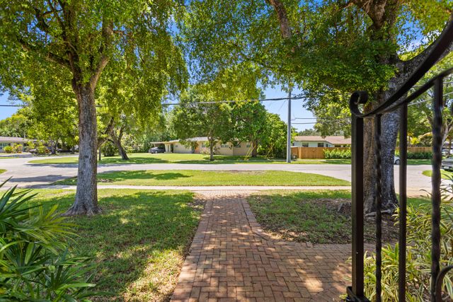 880 E ACRE Drive, Plantation, FL 33317