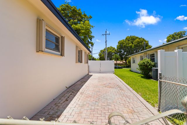 880 E ACRE Drive, Plantation, FL 33317