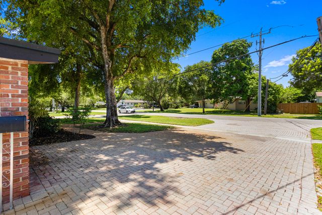 880 E ACRE Drive, Plantation, FL 33317