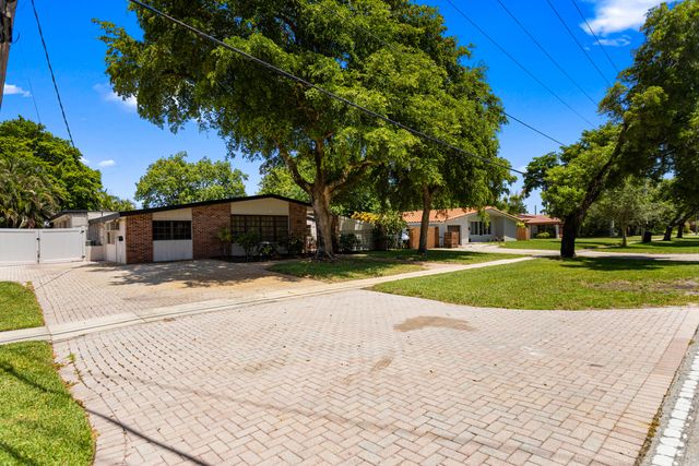 880 E ACRE Drive, Plantation, FL 33317