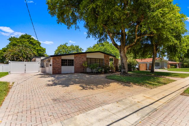 880 E ACRE Drive, Plantation, FL 33317