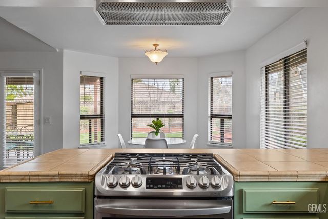 2800 Blackjack Oak Lane, Bakersfield, CA 93311