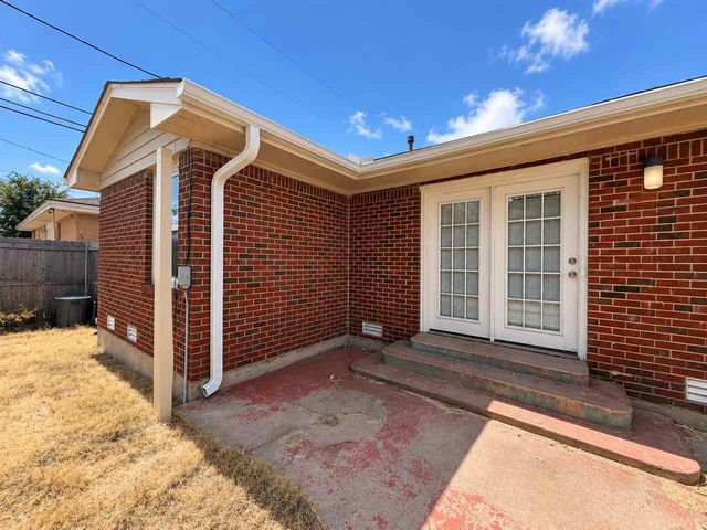 305 NW 40th St, Lawton, OK 73505