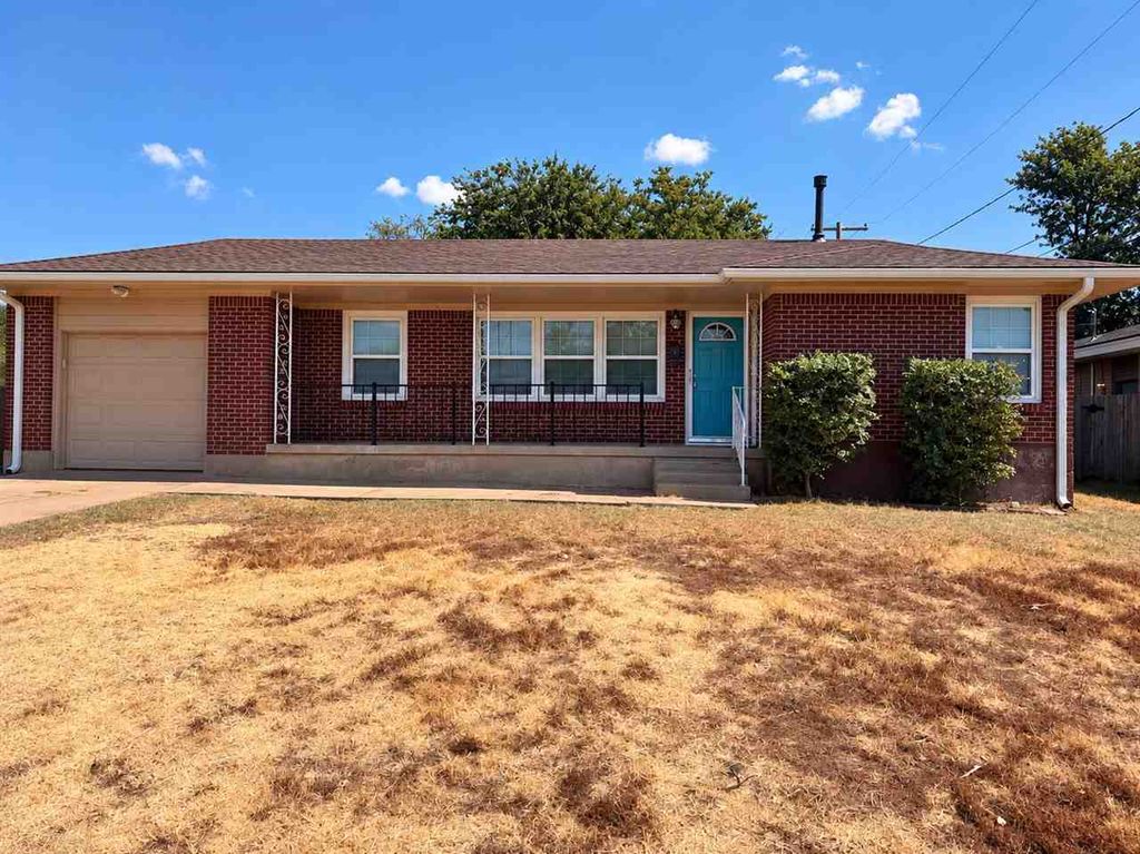 305 NW 40th St, Lawton, OK 73505